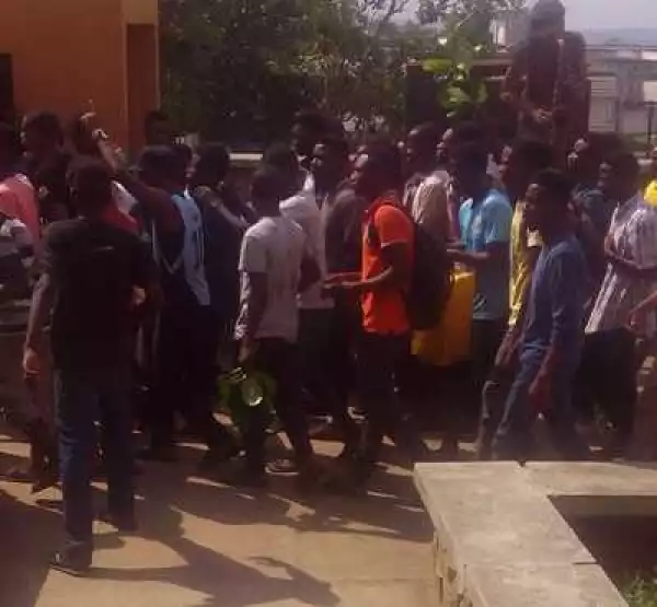 Photos: OAU Students Protest Over Lack Of Light And Water For Days